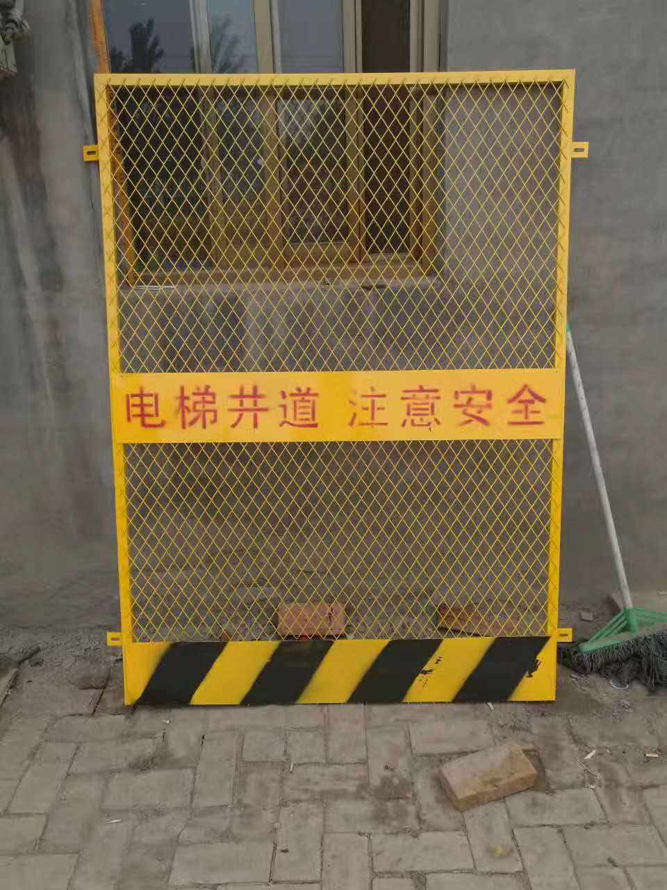 宝妈在海底捞母婴室哺乳遭男职工开门：太热我脱了短袖外面人来人往
