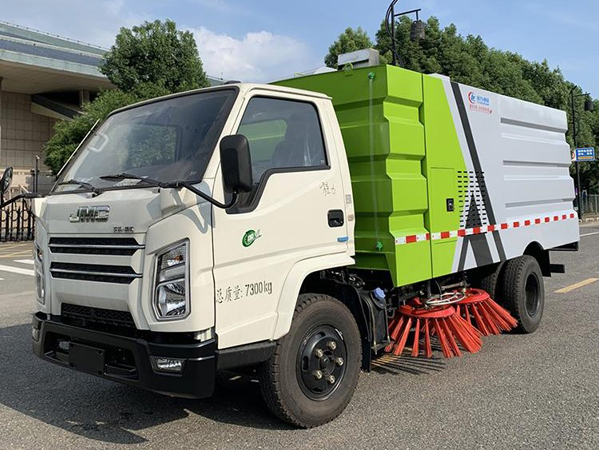 新款道路清扫车小区物业使用清扫垃圾树叶改装厂售价
