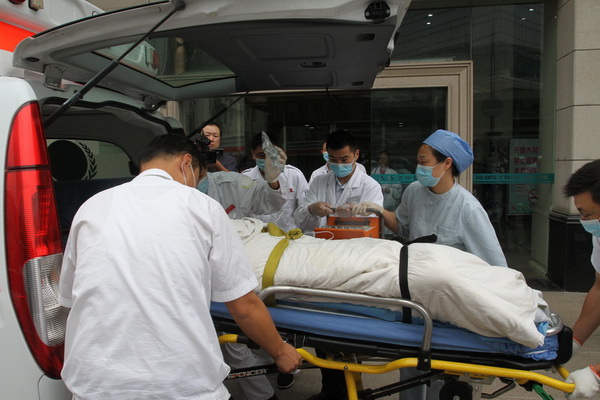 惠州救护车长途转院-长途转运病人-24小时服务热线
