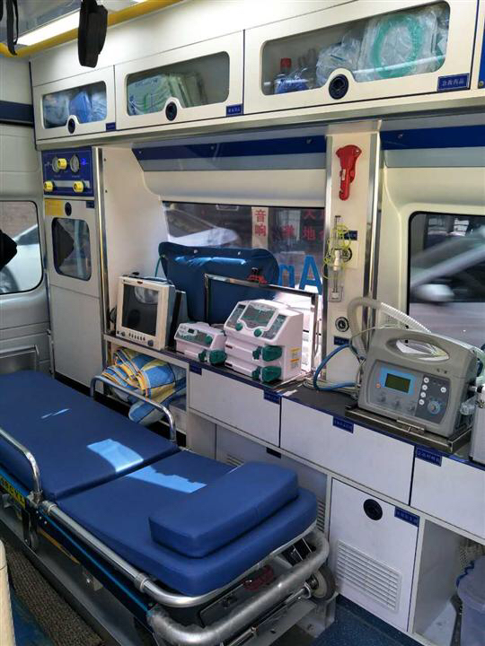 青岛救护车出租转运-长途转运病人-随车医护人员